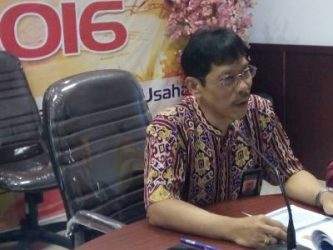 Kepala Badan Pusat Statistik (BPS) Sultra, Atqo Murdiyanto saat memberikan keterangan pers kepada sejumlah awak media. FOTO : FAISAL