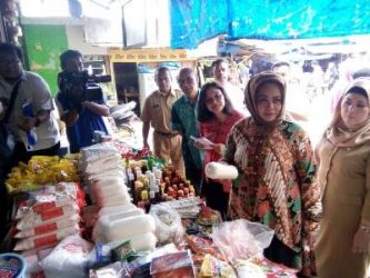 Staff Ahli Bidang Perdagangan Jasa Kementrian Perdagangan Lasminingsi didampingi Kadis Perindag prov Sultra H. Siti Saleha saat melakukan sidak di Pasar Basah Mandonga, siang tadi. FOTO : FAISAL