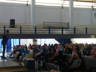 kegiatan seminar yang bertema meningkatkan daya saing pemuda dalam menghadapi Masyarakat Ekonomi Asean 2017 di gedung Poltekes Kendari. FOTO : FAISAL