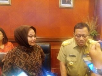 Wagub Sultra H. Saleh Lasata saat memberikan keterangan pers terkait ketersedian sembako jelang bulan ramadhan. FOTO : FAISAL