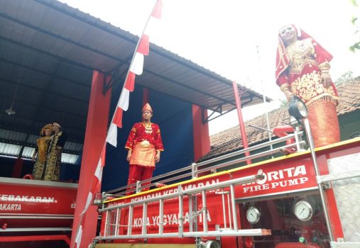 Tampak para penganten sedang melakukan peragaan fashion show diatas mobil-mobil Dinas Pemadam Kebakaran Kota Yogyakarta. FOTO : NADHIR ATTAMIMI