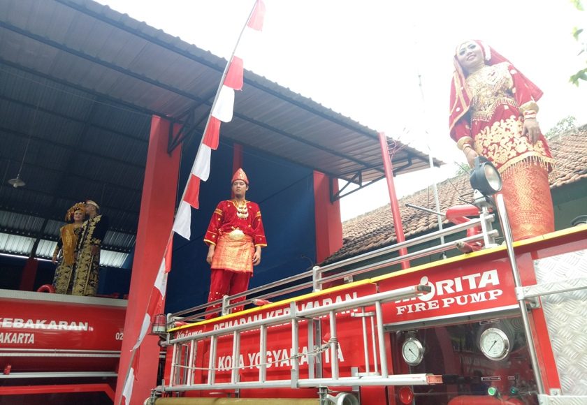 Tampak para penganten sedang melakukan peragaan fashion show diatas mobil-mobil Dinas Pemadam Kebakaran Kota Yogyakarta. FOTO : NADHIR ATTAMIMI