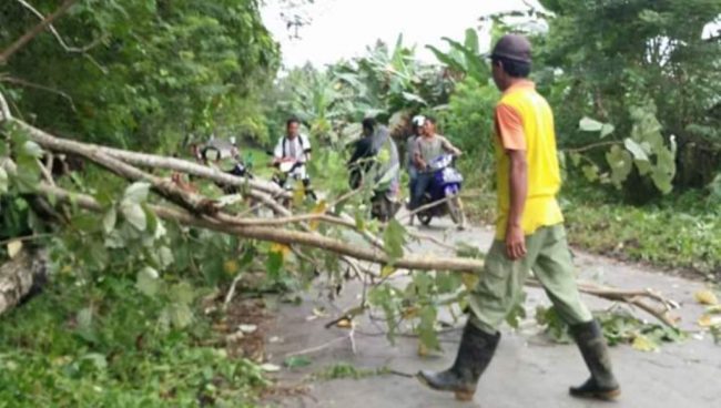 Pemdes Een Sumala Terapkan Jumat Bersih, Reformasi Birokrasi dan Siskamling