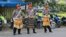 Uniq, Sat Lantas Muna Pikat Warga atur Lantas Gunakan Baju Adat