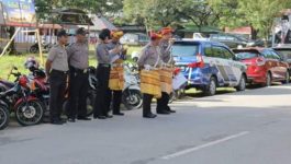 Uniq, Sat Lantas Muna Pikat Warga atur Lantas Gunakan Baju Adat