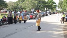 Uniq, Sat Lantas Muna Pikat Warga atur Lantas Gunakan Baju Adat