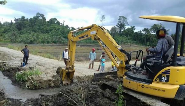 Bantuan Excavator Mini Datang Tepat Waktu, Petani Butur Bisa Bernafas Lega