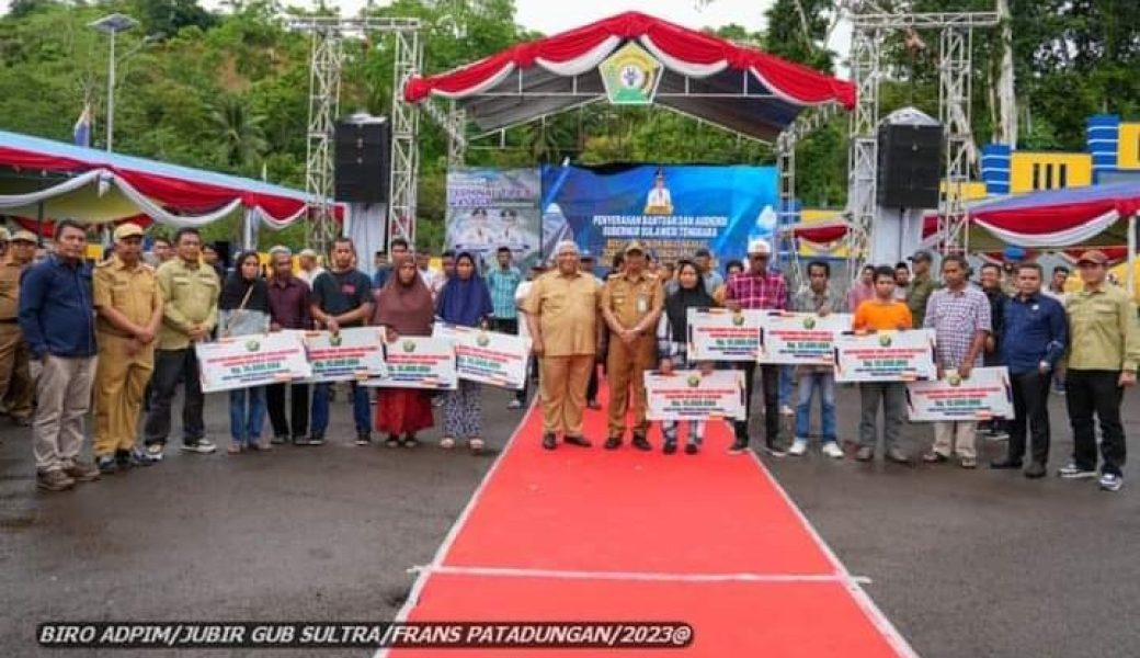 Gubernur Ali Mazi Serahkan Bantuan Logistik, Rumah Ibadah dan Kelompok Tani