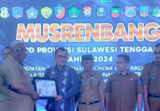 Komitmen Percepat Akses Air Minum dan Sanitasi, Pemkot Kendari Diganjar AMPL Award