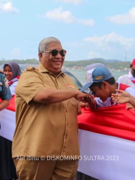Gubernur Sultra Puji Pelajar SMA/SMK Bentangkan 17 Kilometer Bendera Merah Putih