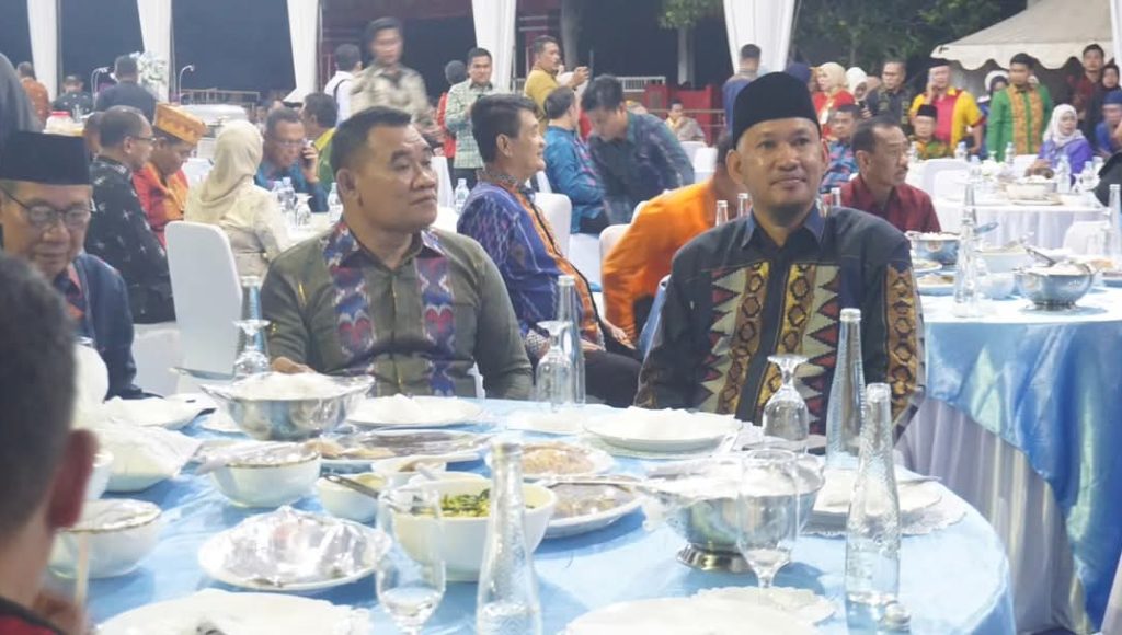 Hadiri Gala Dinner HUT Sultra, Wakil Wali Kota Kendari Tampil Serasi dengan Tenun Tolaki