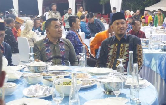 Hadiri Gala Dinner HUT Sultra, Wakil Wali Kota Kendari Tampil Serasi dengan Tenun Tolaki