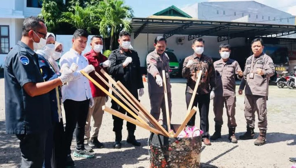 Kejari Baubau Musnahkan Bukti 16 Perkara Kriminal yang Telah Inkrah