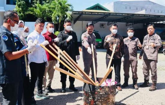 Kejari Baubau Musnahkan Bukti 16 Perkara Kriminal yang Telah Inkrah
