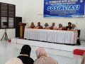 Pemkot Kendari Bersiap Sambut Idul Adha 1446 H /2025 M Kendari, kendarikota.go.id- Asisten I Setda Kota Kendari Maman Firmansyah memimpimpin rapat Peringatan Hari Besar Islam (PHBI) dalam rangka menyambut hari Raya Idul Adha 1446 H/2025 M. Rapat ini berlangsung di Aula Samaturu, Kantor Balai Kota Kendari, Rabu (28/5/2025) Asisten I Setda Kota Kendari, Maman Firmansyah menegaskan pentingnya rapat ini sebagai upaya menyatukan persepsi lintas instansi dan lembaga dalam menyambut Idul Adha. &ldquo;Tadi kita sudah mendengar masukan dari ketua-ketua PHBI, BTQ, Kemenag, hingga Forkopimda,&rdquo; ujarnya. Salah satu hal yang menjadi perhatian adalah pendistribusian dan penyediaan hewan kurban. Hingga saat ini, menurut Asisten I Setda Kota Kendari, data awal menunjukkan kebutuhan sekitar 238 ekor sapi dan kurang lebih 2.000 ekor kambing. Namun demikian, ia menekankan bahwa angka tersebut masih bersifat sementara dan belum final. Selain membahas logistik kurban, rapat juga menyinggung soal pelaksanaan takbiran keliling dan khutbah Idul Adha. Rencana untuk mengadakan takbiran keliling masih dalam tahap pertimbangan, menunggu keputusan akhir dari pimpinan Ibu Wali Kota. "Tadi juga ada beberapa masukan terkait khutbah seragam. Ini juga sedang kami kaji, karena khutbah seragam bisa membantu penyampaian pesan-pesan keagamaan yang konsisten di seluruh titik pelaksanaan salat Idul Adha,&rdquo; jelasnya. Sementara itu, untuk lokasi utama pelaksanaan salat Idul Adha 1446 H, telah dijadwalkan Ibu Wali Kota Kendari akan melaksanakan Shalat bersama masyarakat di Lapangan Benu-Benua. (AF/NS)