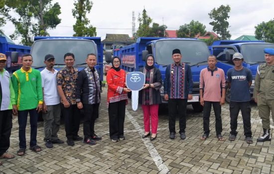 Serahkan 6 Unit Truk Pengangkut Sampah, Wali Kota Kendari Harap Petugas DLHK Semakin Semangat