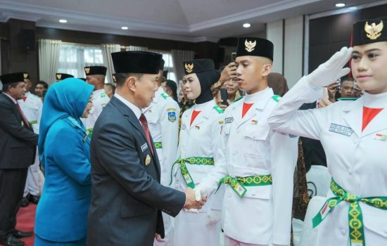 Gubernur Sultra, Andi Sumangerukka Kukuhkan 42 Anggota Paskibraka Sultra 2025