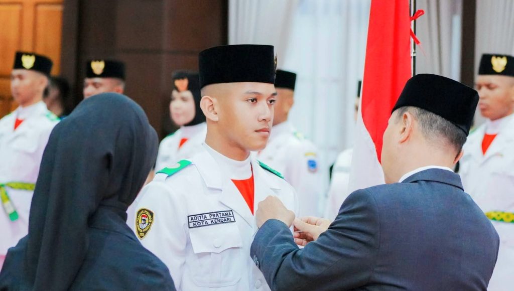 Gubernur Sultra, Andi Sumangerukka Kukuhkan 42 Anggota Paskibraka Sultra 2025