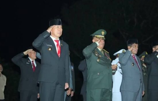 Gubernur Sultra Hadiri Apel Kehormatan dan Renungan Suci di TMP Watubangga