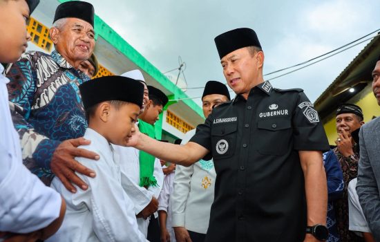Gubernur Sultra Salurkan Bantuan ke Ponpes Al-Ikhlas Lambuya