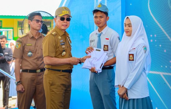 Gubernur Sultra Serahkan Bantuan Pendidikan Tahap I 2025