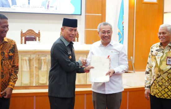 Akselerasi Sekolah Unggul Garuda, Gubernur Sultra Serahkan Sertifikat Lahan ke Kemendikti Saintek