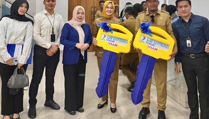 Dukung Kebersihan Kota Kendari, BPR Bahteramas Serahkan Dua Armada Pengangkut Sampah