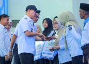 Pemprov Sultra Serahkan TPG, THR, dan Gaji ke-13 bagi Guru SMA/SMK/SLB