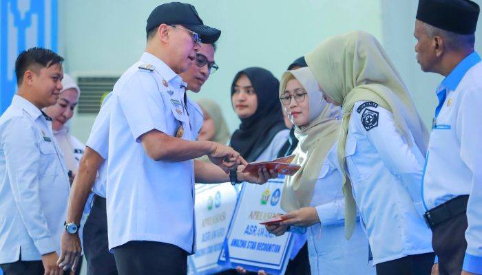 Pemprov Sultra Serahkan TPG, THR, dan Gaji ke-13 bagi Guru SMA/SMK/SLB