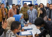 Gubernur Sultra Serahkan Rapel Gaji Enam Bulan Bagi Ribuan PPPK Paruh Waktu