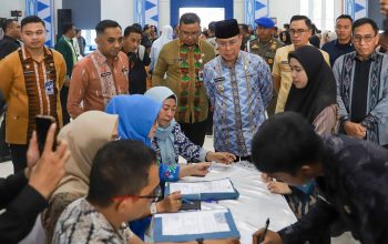 Gubernur Sultra Serahkan Rapel Gaji Enam Bulan Bagi Ribuan PPPK Paruh Waktu