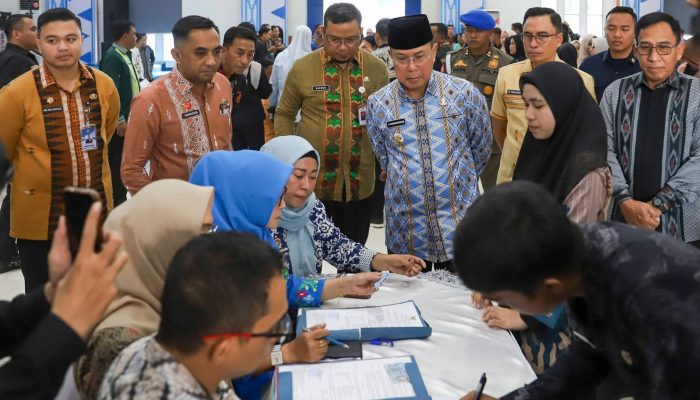 Gubernur Sultra Serahkan Rapel Gaji Enam Bulan Bagi Ribuan PPPK Paruh Waktu
