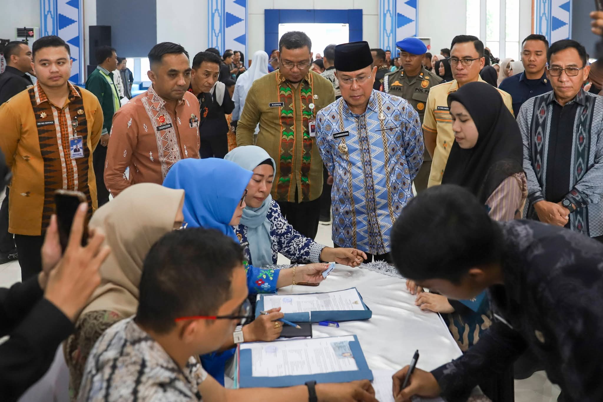 Gubernur Sultra Serahkan Rapel Gaji Enam Bulan Bagi Ribuan PPPK Paruh Waktu