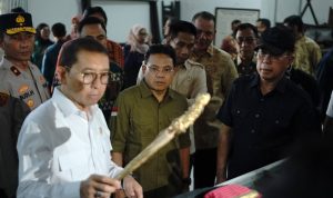 Tinjau Museum Sultra, Fadli Zon Tegaskan Muna Miliki Lukisan Purba Tertua di Dunia Tinjau Museum Sultra, Fadli Zon Tegaskan Muna Miliki Lukisan Purba Tertua di Dunia
