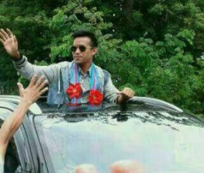 Finalis DA4 Fildan Rahayu saat memberikan lambaian kepada pendukungnya saat pulang kampung di Kota Bau-Bau. FOTO : IST