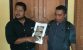 Kordinator Forbesma saat menunjukkan bukti laporan Kepala Desa Desa Wapae, Kecamatan Tiworo Tengah di Mapolres Muna. FOTO : LA ODE AWALUDDIN
