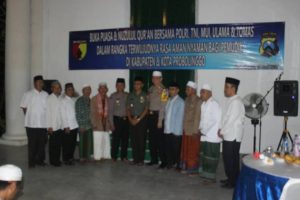 Foto Bersama Kapolres, Dandim, Ulama dan tokoh-tokoh masyarakat usai berbuka puasa bersama. FOTO : ASL