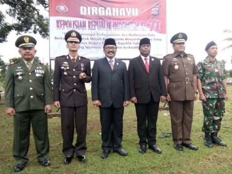 Foto Bersama Bupati Wakatobi, Arhawi SE diapit Kapolres AKBP Hadi Winarno (kiri) dan Ketua DPRD Muh Ali SIP, Msi (kanan) dan Muspida l;ainnya dalam acara hut bhayangkara di Mapolres wakatobi.. FOTO ; ADY
