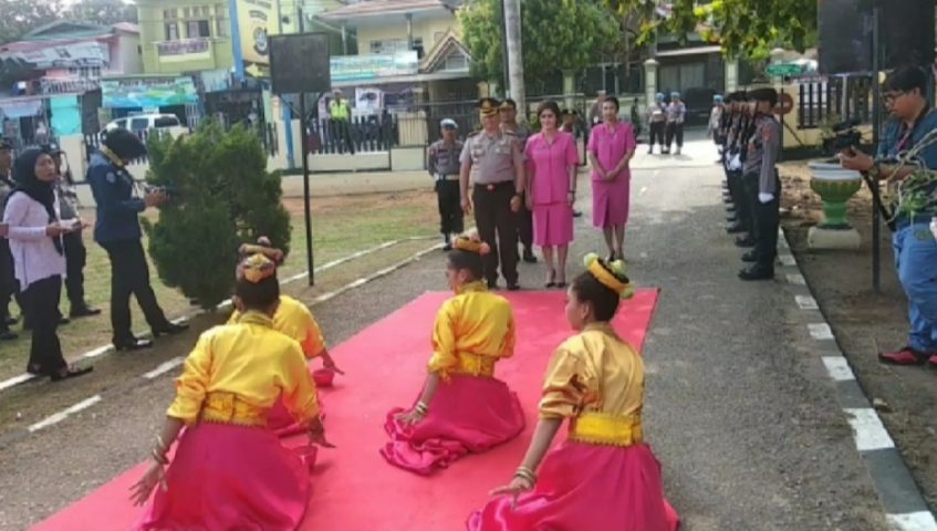 Sambut Kapolrtes Baru Dengan Upacara Pedang Pora
