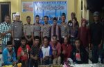 Kapolres Muna didampingi wakapolres, kasat lantas berfoto bersama dengan jajaran insan pers sebelum di gelarnya kegiatan buka puasa bersama. FOTO : LA ODE AWALUDDIN