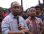 Direktur PT Baula Petra Buana Ady Aksar saat menemui warga dan berjanji akan mengganti rugi lahan warga petani rumput laut di Desa Akuni. FOTO : FT