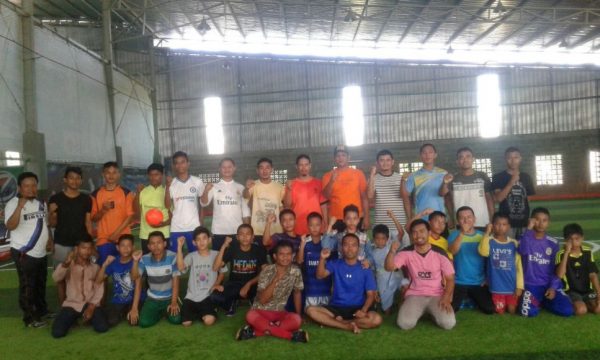 Muhammadyah kota Banda Aceh (PDPM Banda Aceh) bersama adek-adek putra panti asuhan Muhammadiyah Punge Blang Cut di lapangan futsal Zean's Sport Center. FOTO : MAN