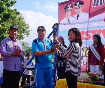Walikota Kendari Dr Ir H Asrun, Kadis DKP Kota Kendari Agus Syafrullah. Saat menerima penghargaan Rekor dari LEPRID di lokasi Fetival Kalandue,(1/5)