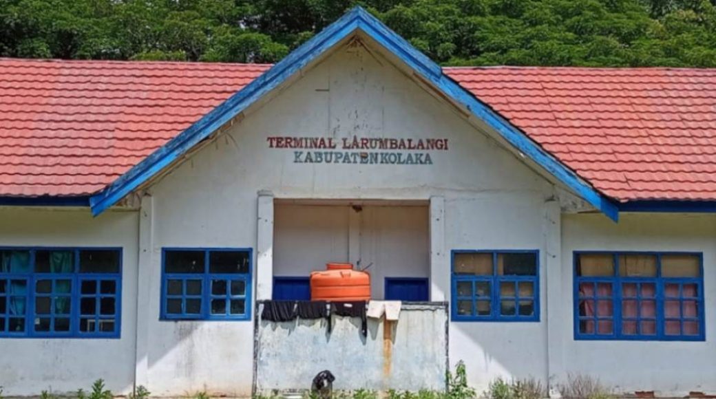 Tingkatkan PAD, Terminal Tipe B di Kolaka dan Konut akan Kembali Dimaksimalkan KENDARI - Dinas Perhubungan (Dishub) Provinsi Sulawesi Tenggara (Sultra) terus menggenjot peningkatan pendapatan asli daerah (PAD) yang dimiliki. Salah satu aset yang dimaksimalkan menggenjot PAD dari sektor terminal tipe B di Kabupaten Kolaka dan Kabupaten Konawe Utara (Konut) terbengkelai karena tidak maksimal dimanfungsikan. Terkait pengaktifan terminal tipe B di Kolaka dan Konut untuk meningkatkan PAD. Kepala Dinas Perhubungan (Kadishub) Provinsi Sultra Muhammad Rajulan mengatakan, terminal tersebut akan direnovasi. Rajulan mengatakan, terminal tipe B di Kolaka dan Konut yang akan direnovasi tahun ini potensi PAD nya sangat besar karena banyak kendaraan dari Sulawesi Tengah dan Sulawesi Selatan menurunkan penumpang maupun barang di terminal-terminal tersebut. "Harus disadari bahwa terminal-terminal tipe B ini sumber pendapatan asli daerah kita yang selama ini tidak disentuh," kata Rajulan saat ditemui di DPRD Sultra, Selasa (14/2/2022). "Jadi untuk tahun 2022 ini yang akan kita alokasikan di terminal tipe B ada di Kolaka dan Konawe Utara, itu anggarannya kurang lebih satu miliar," ungkapnya. Rajulan menjelaskan, rencana itu untuk memberi peran besar pada terminal-terminal tipe B agar memperlancar aktivitas transportasi di Kolaka dan Konut sekaligus memberikan masyarakat pengguna transportasi nyaman berada di terminal. "Karena kita tahu bahwa terminal tipe B di Kolaka dan Konawe Utara sering dilewati kendaraan dari Sulawesi Tengah dan Sulawesi Selatan yang mana sangat besar potensi PAD nya untuk kita," kata Rajulan. Lebih lanjut Rajulan mengatakan, walaupun keterbatasan anggaran tapi rehab terminal tipe B tidak dilakukan setengah setengah. "Kita tidak akan beri dana (anggaran) sedikit-sedikit seperti rehab atapnya saja atau rehab WC nya. Kita harapkan sekali kita kerjakan itu paripurna, kita kerjakan kantornya hingga tamannya, ruang tunggu sampai tempat parkirnya dibuat bagus," tuturnya. Rajulan bilang, pembangunan terminal tipe B dilakukan bertahap. Jika di Kolaka dan Konut tuntas direnovasi maka terminal sejenis di Baubau, Bombana, Raha, Muna Barat termasuk di Mawasangka akan dianggarkan.