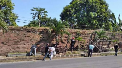 Jelang Ramadhan Warga Ageng Kartasura bersihkan Situs Keraton Kartasura
