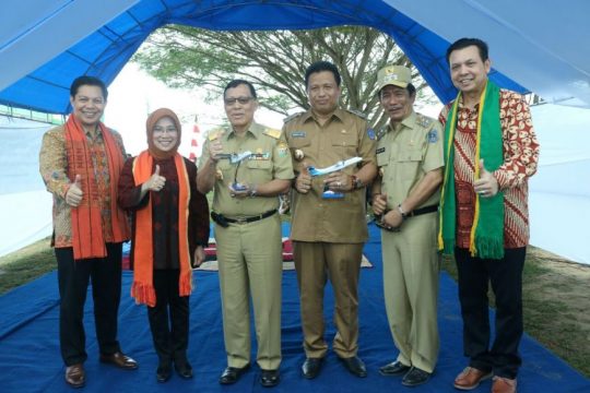 Plt Gubernur Sultra HM. Saleh Lasata bersama Bupati Muna Rusman Emab, Wakil Bupati Malik Ditu bersama pimpinan garuda Indonesia meresmikan pendaratan pertama pesawat garuda di bandara Sugimanuru Kabupaten Muna. FOTO : LA ODE AWALUDDIN