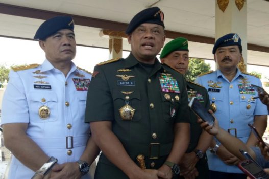 Panglima TNI jenderal Gatot Nurmantio di dampingi tiga kepala Staf Angkatan saat di wawancara awak media saat hadir di Yogyakarta. FOTO : NADHIR ATTAMIMI