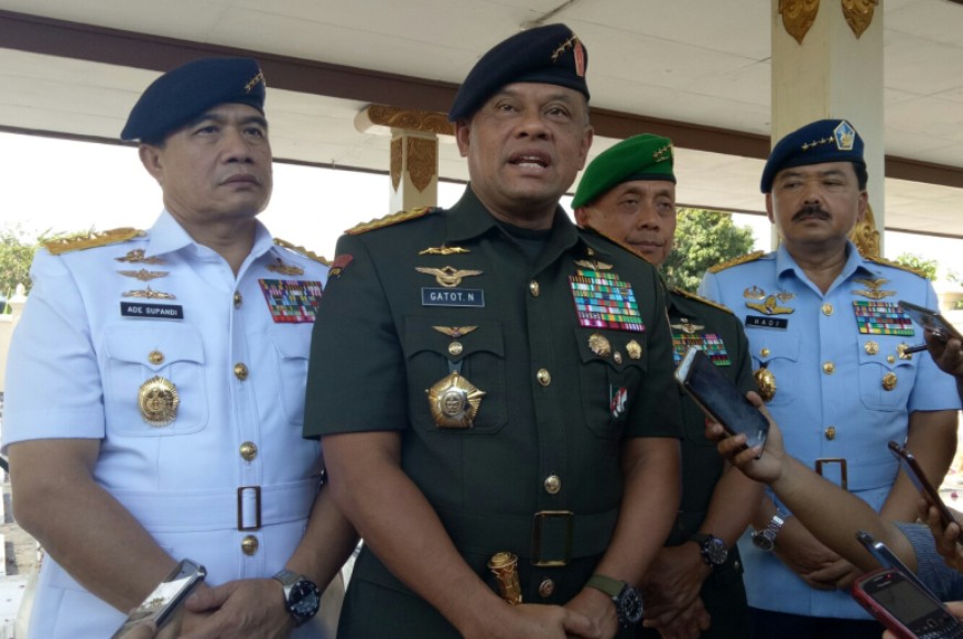 Panglima TNI jenderal Gatot Nurmantio di dampingi tiga kepala Staf Angkatan saat di wawancara awak media saat hadir di Yogyakarta. FOTO : NADHIR ATTAMIMI