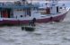 warga diminta waspada akan gelombang tinggi. Tampak dalam gambar gelombang air laut yang menghantam sejumlah kapal nelayan di teluk kendari. FOTO : FEBRI