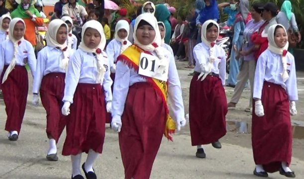 Lomba gerak jalan tingkat pelajar SD di Kolaka dalam rangka HUT RI ke 72. FOTO : ASDAR LANTORO